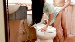 Karısından gizli tuvalette Asyalı bakıcıyı sikiyor