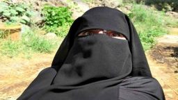 Peçeli Arap kadını ormanda domaltarak sikiyor