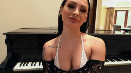 Esmer Adam Eve Gelen Genç Kızla Tutkuyla Sikişiyor